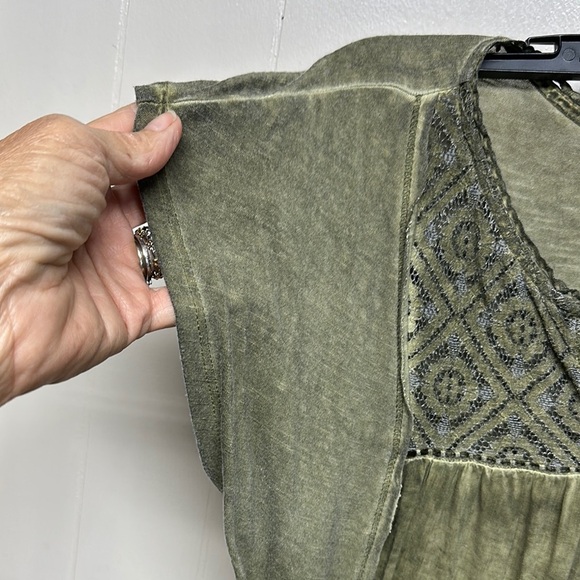 Knox Rose Green Graphic Ruffled Blouse - Picture 3 of 10